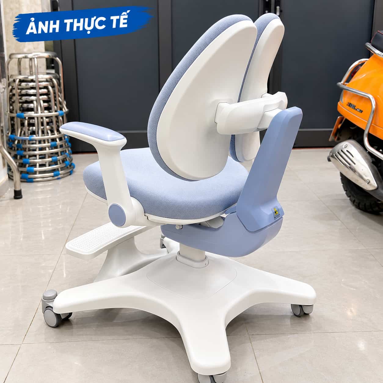 Góc học tập gọn gàng với bàn học thông minh và ghế ngồi học HTDKids model A8-Gray.