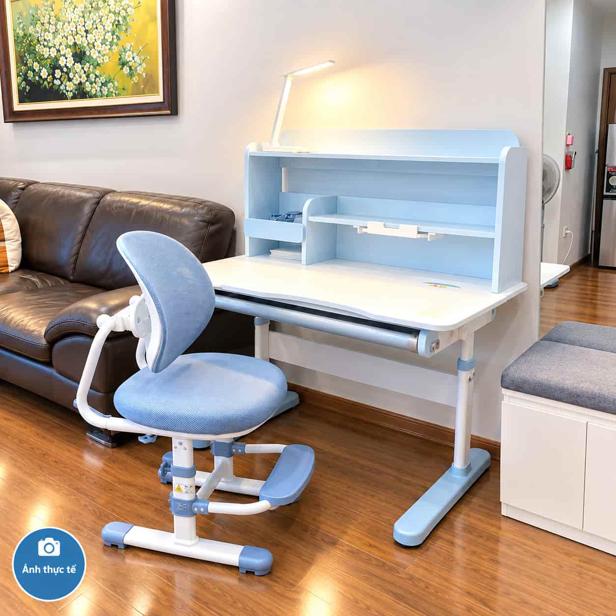 Hình ảnh thực tế bộ bàn ghế học sinh chống gù ZX02 màu xanh