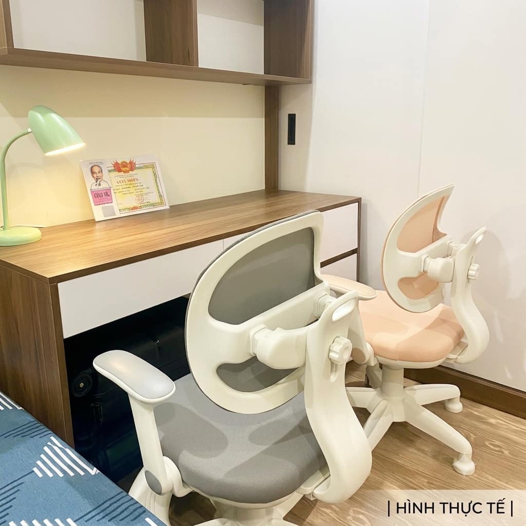 Ghế học sinh chống gù HTDkids ZX03 màu hồng pastel cho bé gái.