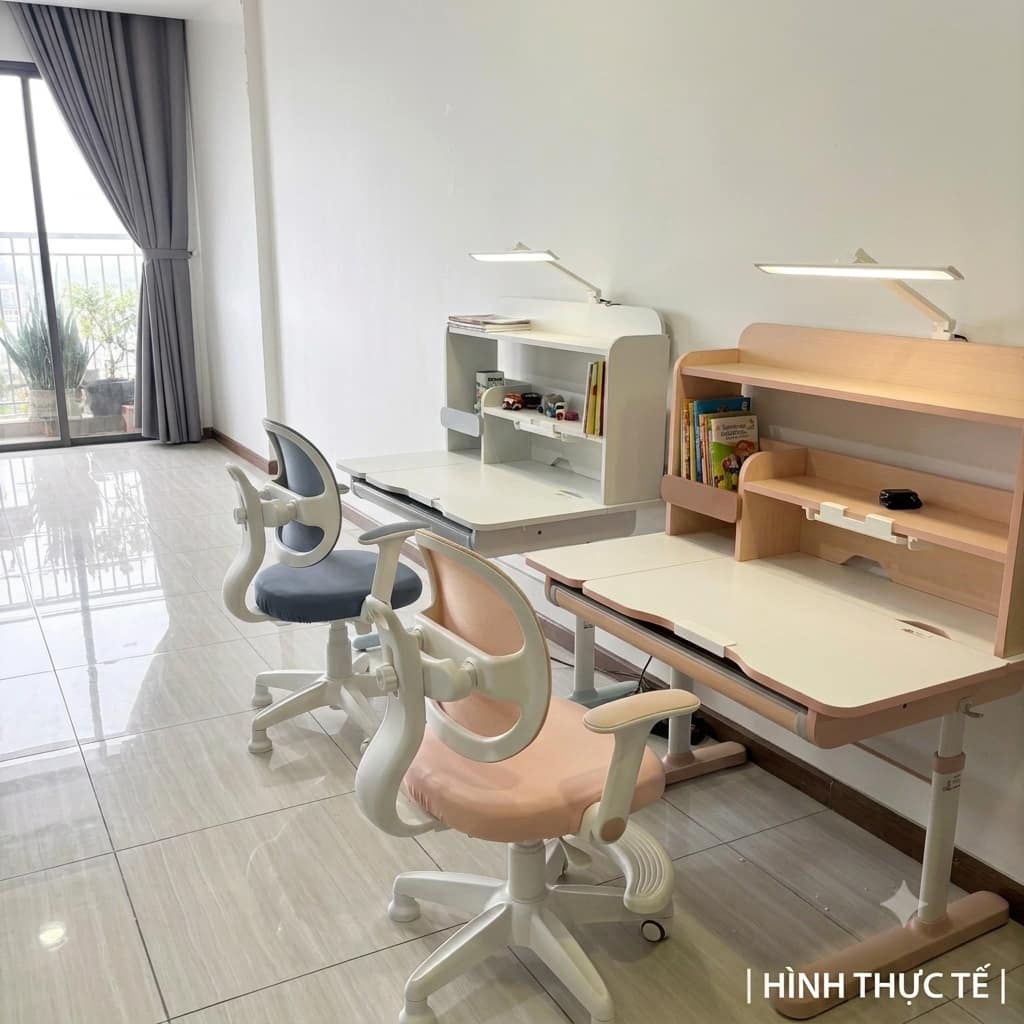Không gian học tập đủ sáng kết hợp ghế thông minh ZX03 giúp bảo vệ thị lực và cột sống cho trẻ.