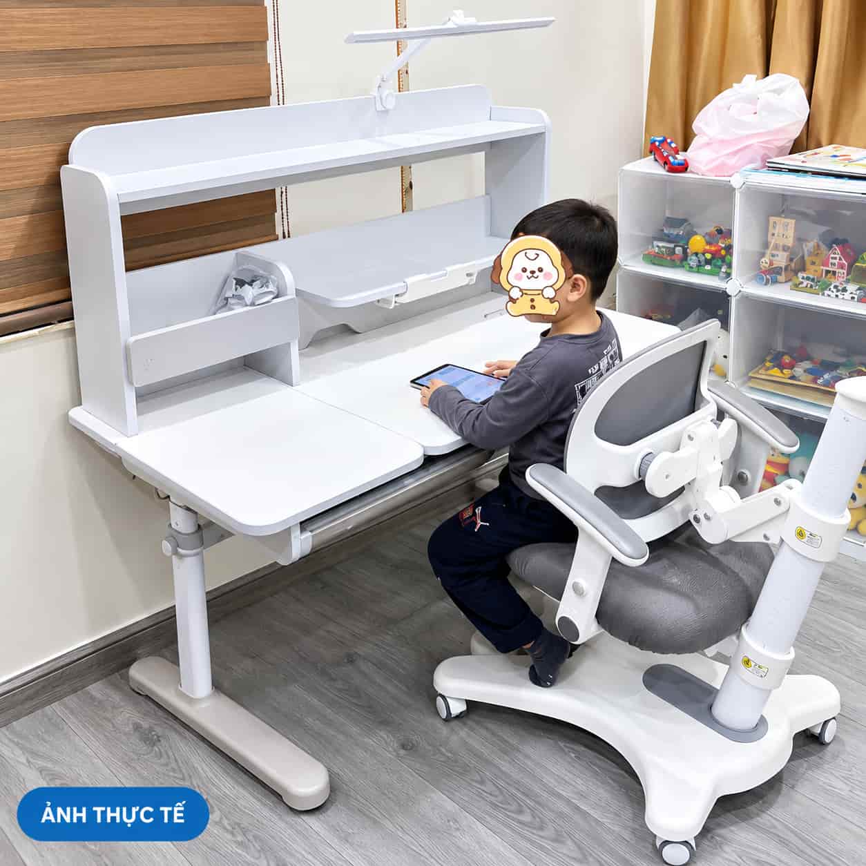 Bé trai sử dụng ghế học sinh công thái học ZX04 bản màu xám kết hợp cùng bàn học thông minh