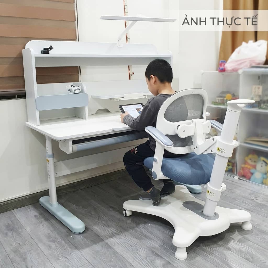 Góc học tập thực tế của bé trai sử dụng ghế chống gù lưng trẻ em ZX04 màu xanh