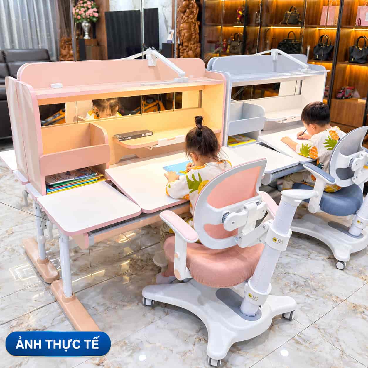 Hình ảnh thực tế các bé ngồi đúng tư thế với ghế chống gù công thái học ZX04